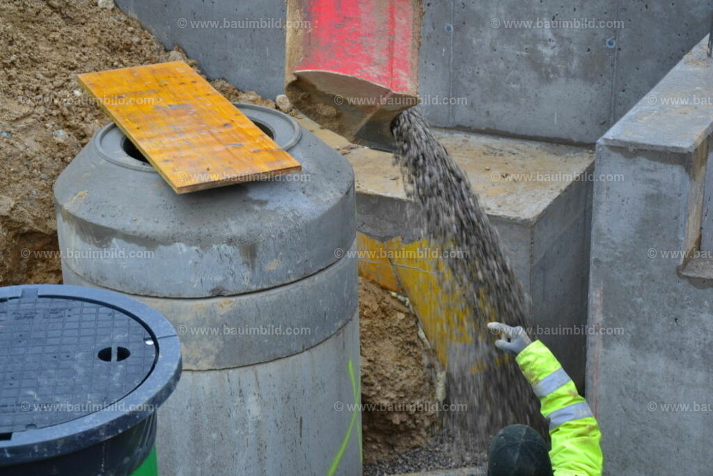 bib-lg03-abwasserkanal-0088 | Nach LV-Leistungsgruppen sortierte Detailfotos über den Bau eines Hauses. Alle Hausbau-Bilder direkt vom Urheber und Autor der Website Haus-Selber-Bauen.com