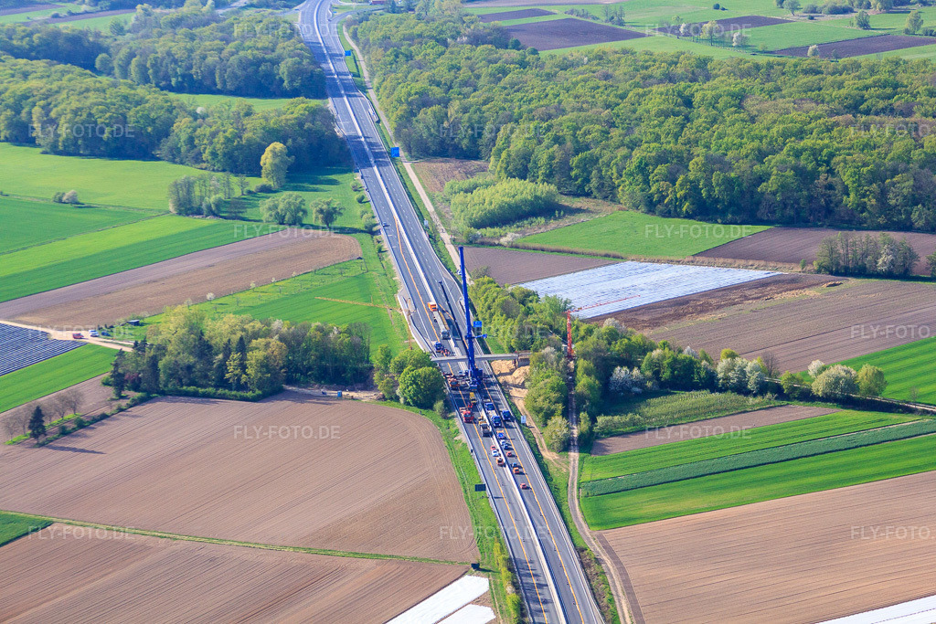 Luftbild: Erneuerung einer Brücke für einen Feldweg über die A65 in Kandel im Bundesland Rheinland-Pfalz in Deutschland. Foto: IMG_39381.jpg vom 09.04.2011 durch Werner Riehm/FLY-FOTO.de