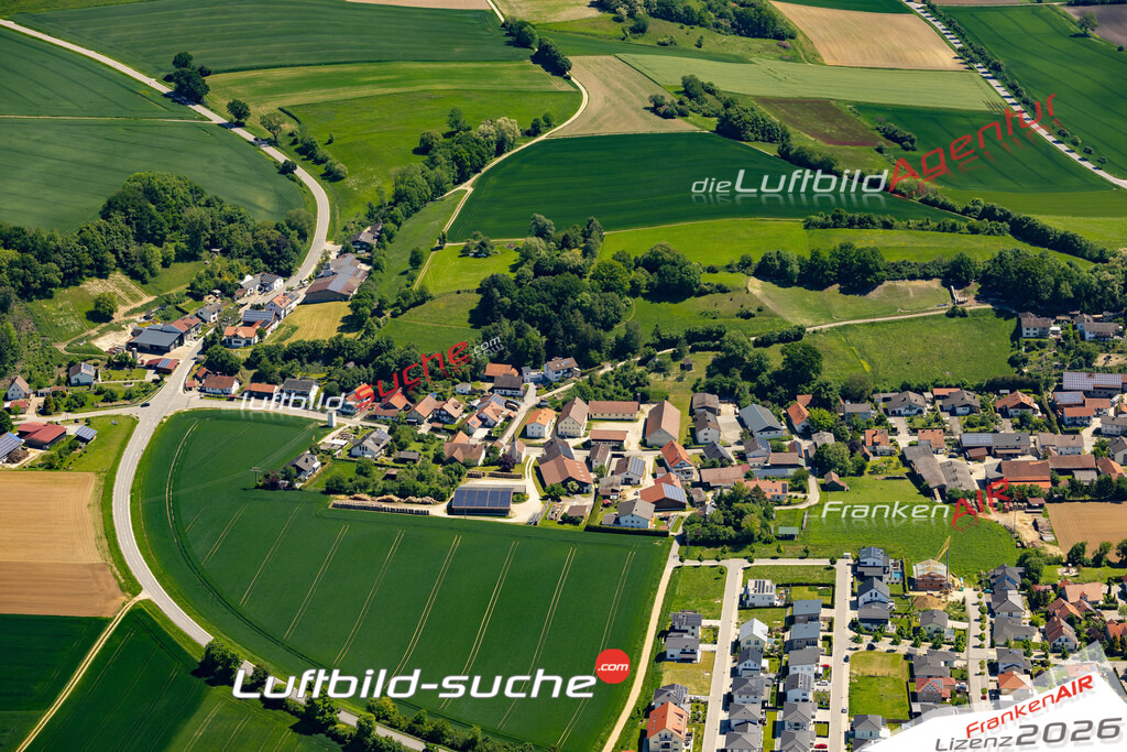 Das Luftbild zeigt : Hinzlbach Weng - Die Luftaufnahme wurde 2024 vom UL-Flugzeug aus erstellt ( keine Drohne ) - Hochauflösende Luftaufnahme - Für grossformatige Ausdrucke geeignet. Die Geschenkidee !Mit Lizenz und Bildrechte bestellbar
