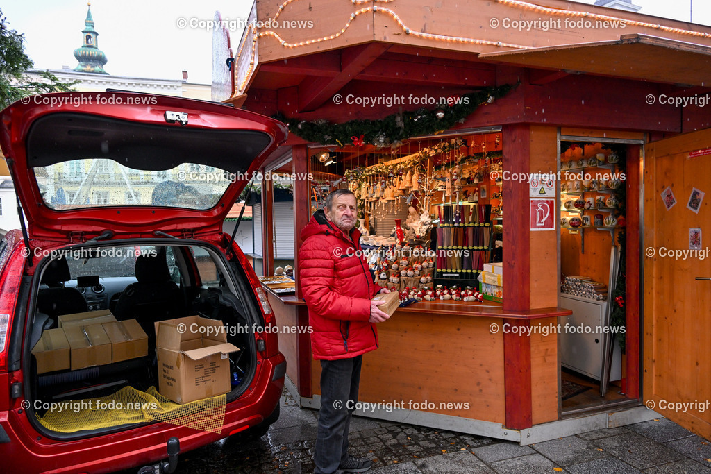 Christkindlmarkt_ Hauptplatz Linz_ Aufbau_ 13.11.2023-4 | 13.11.2023, Linz, AUT, Christkindlmarkt, Hauptplatz Linz, Weihnachtsdekoration, im Bild Christkindlmarkt, Hauptplatz Linz, Huetten, Standln, Aufbauarbeiten, Einraeumen, Vorbereitung