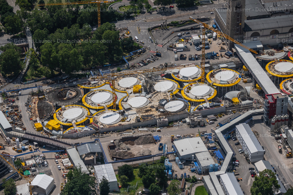 4046440 | STUTTGART 19.07.2021 Bauarbeiten zum Verkehrs- und Städtebauprojekt " Stuttgart 21 " in Stuttgart im Bundesland Baden-Württemberg. Weiterführende Informationen bei: DB Netz AG,  Deutsche Bahn AG,  Ed. Züblin AG,  GODEL-BETON GmbH,  HTG Ingenieurbüro für Bauwesen GmbH,  SÜLZLE Stahlpartner GmbH,  Vössing Ingenieurgesellschaft mbH,  ingenhoven architects. // Building of the main station of the railway and construction site for the development project "Stuttgart 21" in Stuttgart in the state of Baden-Wurttemberg. Further information at: DB Netz AG,  Deutsche Bahn AG,  Ed. Zueblin AG,  GODEL-BETON GmbH,  HTG Ingenieurbuero fuer Bauwesen GmbH,  SUeLZLE Stahlpartner GmbH,  Voessing Ingenieurgesellschaft mbH,  ingenhoven architects. Foto: Gerhard Launer