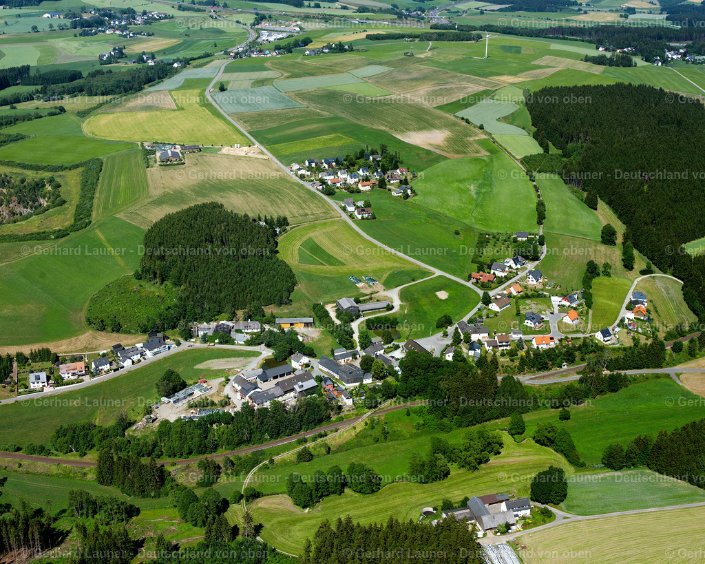 2629749 | SELBITZ 12.07.2006 Ortsansicht der Straßen und Häuser der Wohngebiete an der Straße Schloßberg im Ortsteil Rothenbürg in Selbitz im Bundesland Bayern, Deutschland. // Town View of the streets and houses of the residential areas on street Schlossberg in the district Rothenbuerg in Selbitz in the state Bavaria, Germany. Foto: Gerhard Launer