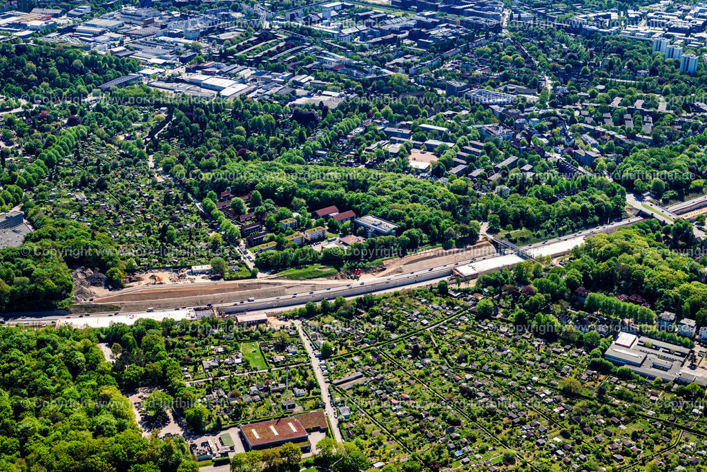 Hamburg_A7_Deckelbau_Baustelle_ELS_4665010525 | HAMBURG 01.05.2025 Baustelle zum Neubau der Streckenführung im Verlauf des Autobahn- Tunnelbauwerk der BAB A7 " Hamburger Deckel " bzw. hier " Bahrenfelder Deckel " im Ortsteil Bahrenfeld in Hamburg, Deutschland. Weiterführende Informationen bei: BUNG GmbH,  DEGES Deutsche Einheit Fernstraßenplanungs- und -bau GmbH,  Schüßler-Plan GmbH,  Tiedemann, Wenck & Brand Ingenieur- und Vermessungsbüro GmbH. // Construction site for the new route in the course of the motorway tunnel construction of the BAB A7 "Hamburger Deckel" or here "Bahrenfelder Deckel" in the district of Bahrenfeld in Hamburg, Germany. Further information at: BUNG GmbH,  DEGES Deutsche Einheit Fernstrassenplanungs- und -bau GmbH,  Schuessler-Plan GmbH,  Tiedemann, Wenck & Brand Ingenieur- und Vermessungsbuero GmbH. Foto: Martin Elsen