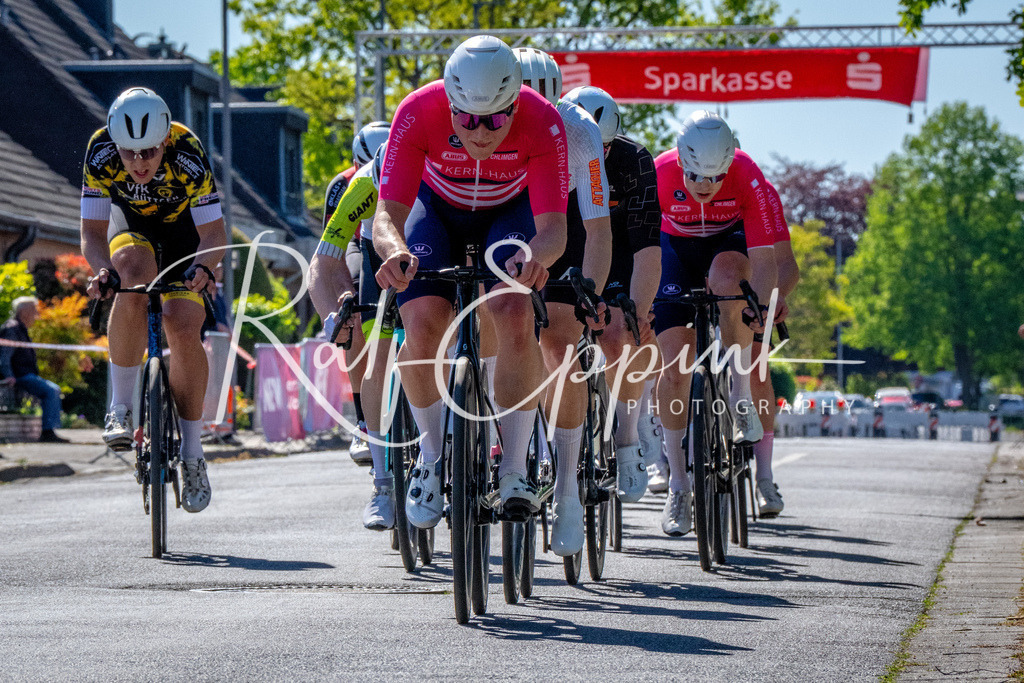 Spurt in den Mai 2026 - Großer Preis der Sparkasse Neuss | Annual one-day road cycling race "Großer Preis der Sparkasse Neuss" held in Büttgen, Germany, organized by VfR Büttgen 1912 e.V. The event features multiple races across all age categories from U11 youth to Elite men. - Realisiert mit Pictrs.com