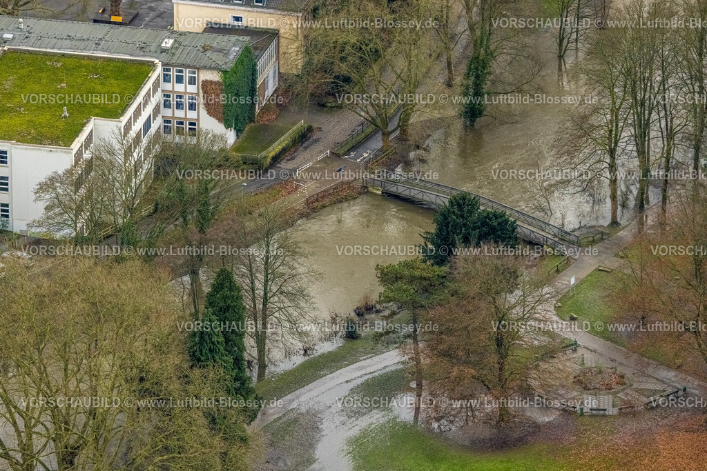 Essen231202789Werden | Luftbild, Ruhrhochwasser, Weihnachtshochwasser 2023, Fluss Ruhr tritt nach starken Regenfällen über die Ufer, Überschwemmungsgebiet Baumpfad Brehm-Insel Werden mit Fußgängerbrücke, Bredeney, Essen, Ruhrgebiet, Nordrhein-Westfalen, Deutschland