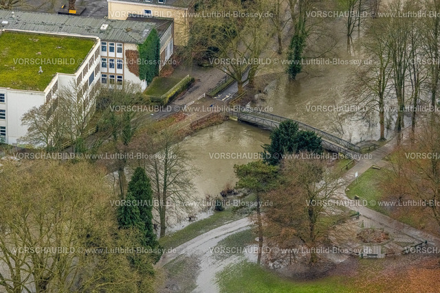 Essen231202789Werden | Luftbild, Ruhrhochwasser, Weihnachtshochwasser 2023, Fluss Ruhr tritt nach starken Regenfällen über die Ufer, Überschwemmungsgebiet Baumpfad Brehm-Insel Werden mit Fußgängerbrücke, Bredeney, Essen, Ruhrgebiet, Nordrhein-Westfalen, Deutschland