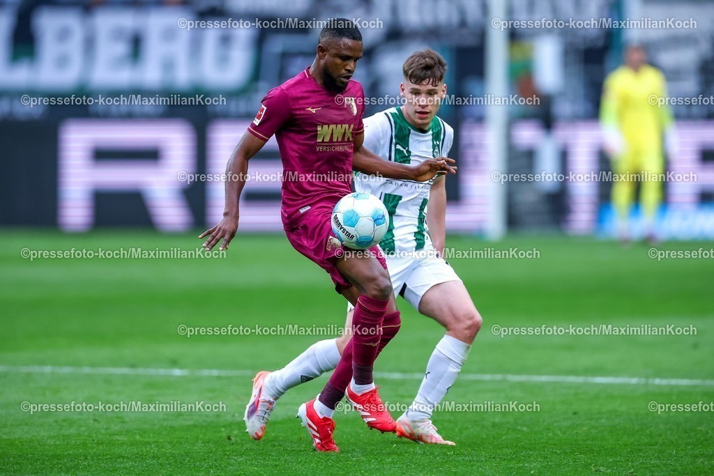 BMG21022501049 | 22.02.2025, Fußball, Borussia Mönchengladbach - FC Augsburg, 1. Fußball Bundesliga, Borussia-Park, Saison 2024 2025: Frank Onyeka (FC Augsburg #19) im Zweikampf gegen Lukas Ullrich (Mönchengl. #26)DFB regulations prohibit any use of photographs as image sequences and or quasi-video.