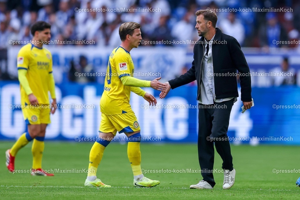 S0417052601027 | 17.05.2026, Fußball, FC Schalke 04 - Eintracht Braunschweig, 34. Spieltag, 2. Fußball Bundesliga, Veltins-Arena Gelsenkirchen, Saison 2025 2026:  Cheftrainer Lars Kornetka (Braunschweig #hc) neben Lino Tempelmann&nbsp;(Braunschweig #20)  DFB regulations prohibit any use of photographs as image sequences and or quasi-video.