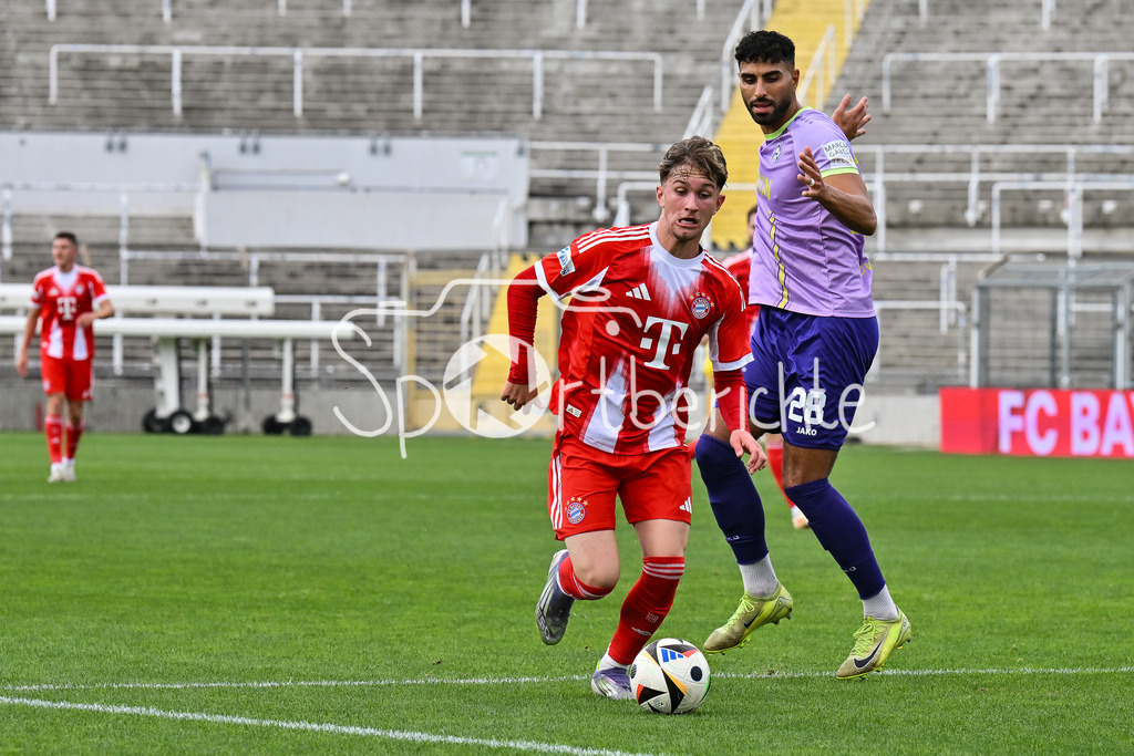 FC Bayern Amateure - FC Würzburger Kickers | am Ball Tim Andreas BINDER (FC Bayern Muenchen II 11) / Regionalliga Bayern: FC Bayern Amateure - FC Würzburger Kickers; Grünwalder Stadion am 27.09.2025 / Einzelfoto / Freisteller