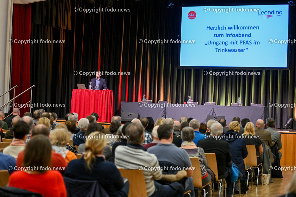 Leonding_ Infoabend Umgang mit PFAS im Trinkwasser_ 13.02.2023-16 | 13.02.2023, Leonding, AUT, Infoabend Umgang mit PFAS im Trinkwasser, im Bild Besucher des Infoabend aus Leonding und Pasching, LR Stefan Kaineder (Die Gruenen)