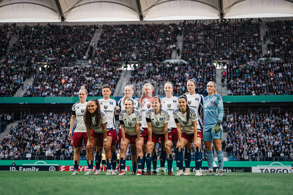 Fußball | Frauen | Saison 2024/2025  | DFB-Pokal der Frauen | Halbfinale | Hamburger SV vs. Werder Bremen | 23.03.2025 | Teamfoto Mannschaftsfoto HSV vor dem Spiel