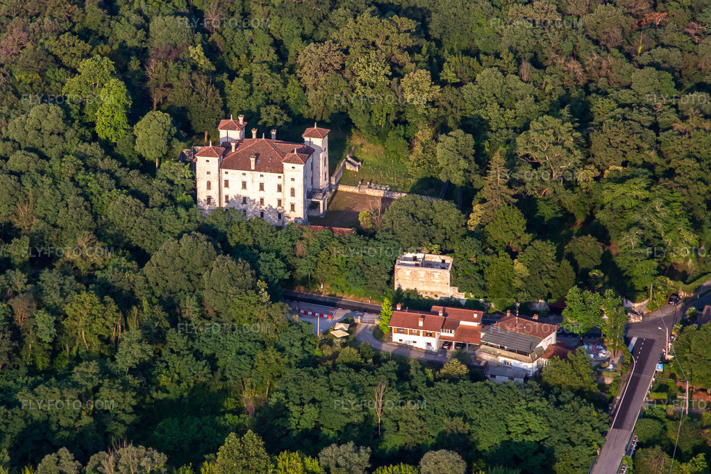 Aerial view: Castello di Rubbia in Savogna d’Isonzo in the state Gorizia, Italy. – Photo: IMG_137589.jpg taken on 07/16/2023 by Werner Riehm/FLY-FOTO.com – Resolution of the original: 4220 x 2814 px – WWW.CASTELLODIRUBBIA.COM/N/