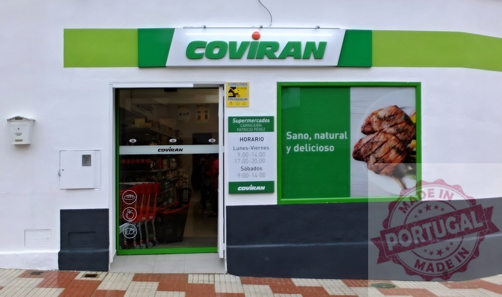 Coviran supermarket entrance depicting Spanish retail business | Coviran grocery store entrance with shopping carts and grilled meat advertisement - Realisiert mit Pictrs.com