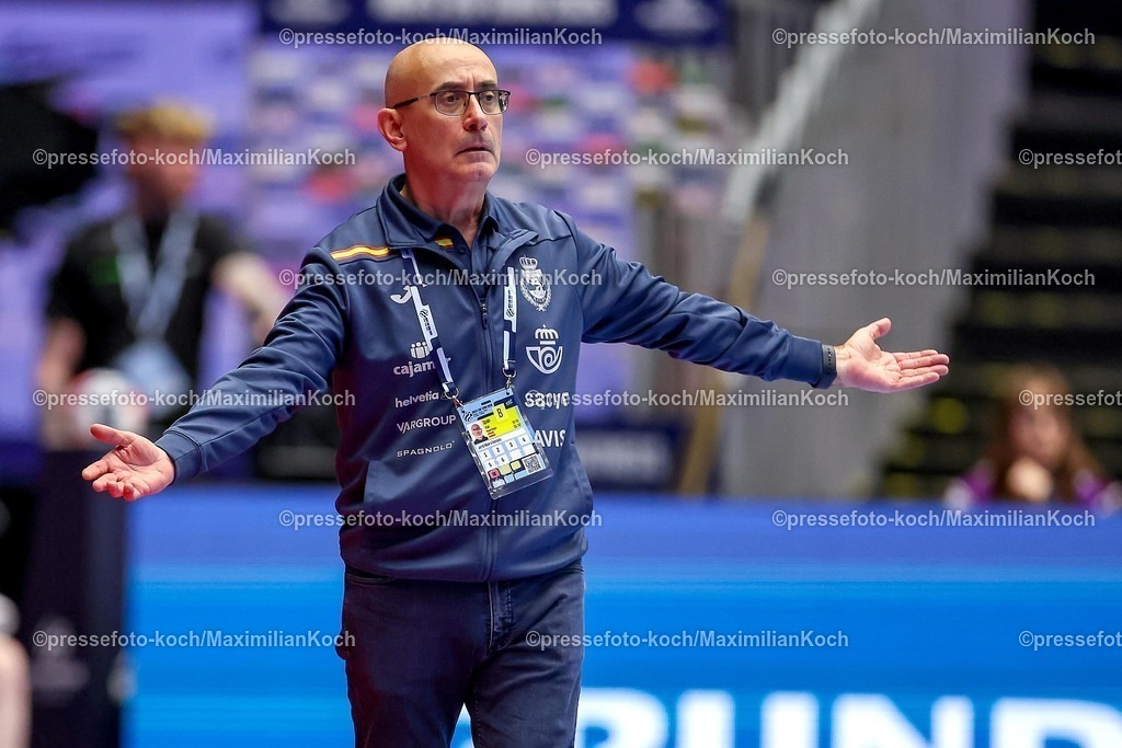EHF15012601095 | 15.01.2026, Handball, Men's EHF EURO 2026, Spanien - Serbien, Jyske Bank Boxen in Herning, Dänemark, Preliminary Round: Headcoach Jordi Ribera Romans (Espania #hc) gestikulierend am Spielfeldrand  