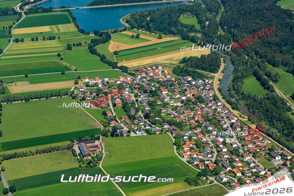 Aktuelles Luftbild von Vagen Feldkirchen-Westerham - Die Luftaufnahme wurde 2022 mittels UL-Flugzeug erstellt ( keine Drohne ) - hochauflösende Kamera-Systeme von  Canon -Beste Qualität - Für grossformatige Ausdrucke geeignet. Die Geschenkidee !