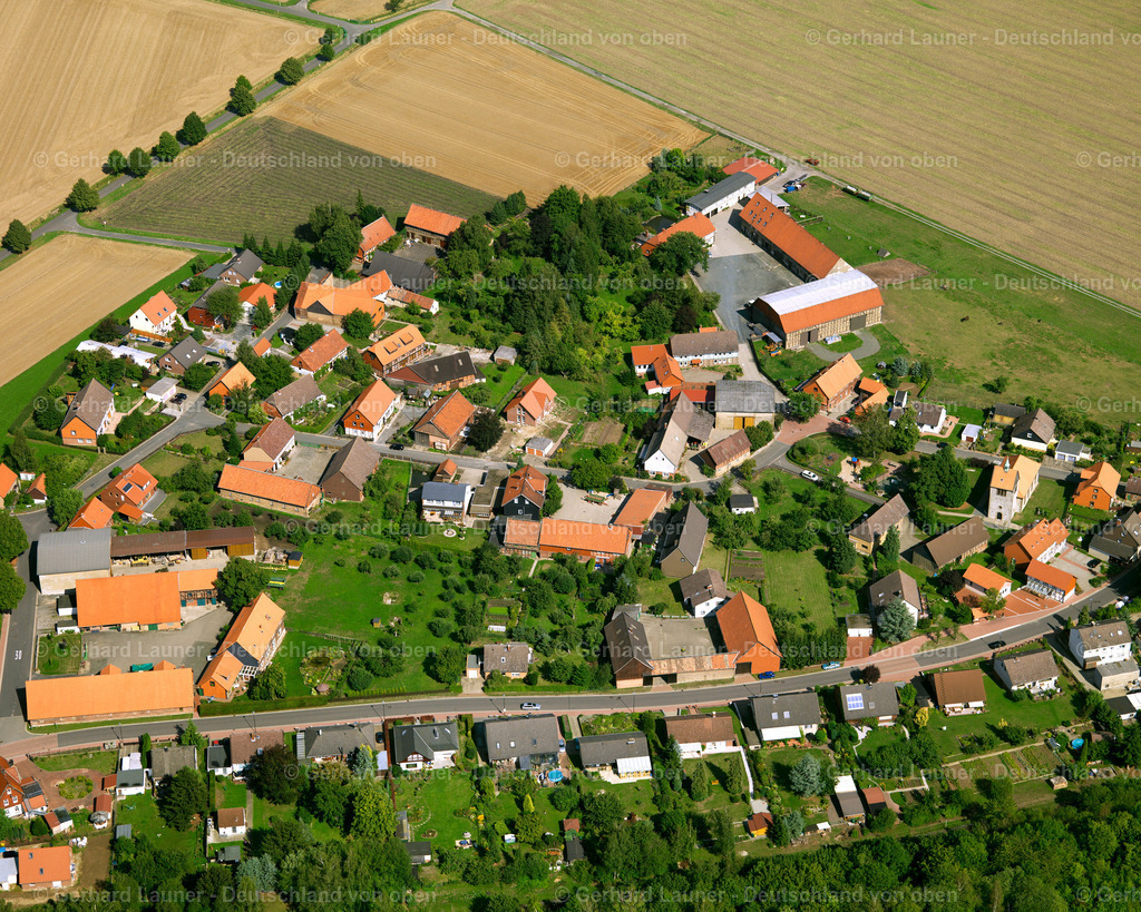2638776 | CALBECHT 23.08.2006 Landwirtschaftliche Nutzflächen und Feldgrenzen  umsäumen das Siedlungsgebiet des Dorfes in Calbecht im Bundesland Niedersachsen, Deutschland // Agricultural land and field boundaries surround the settlement area of the village  in Calbecht in the state Lower Saxony, Germany Foto: Gerhard Launer