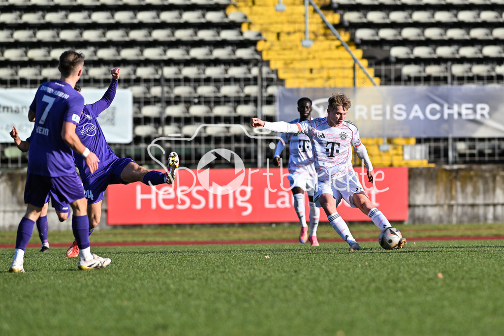 TSV Schwaben Augsburg - FC Bayern Amateure | AUGSBURG, GERMANY - 29. NOVEMBER: Torschuss Anton HEINZ (FC Bayern München II 10) beim Ligaspiel zwischen dem TSV Schwaben Augsburg und den Amateuren des FC Bayern am 20. Spieltag der Regionalliga Bayern im Rosenaustadion