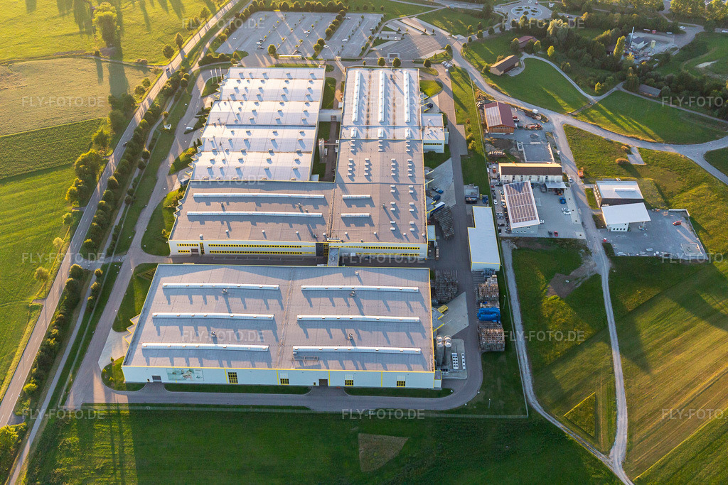 Luftbild: Werksgelände Alfred Kärcher Gmbh & Co.kg und SW-Automobile GmbH in Obersontheim im Bundesland Baden-Württemberg in Deutschland. – Foto: IMG_093686.jpg vom 22.08.2016 durch Werner Riehm/FLY-FOTO.de – Auflösung des Originals: 5472 x 3648 px