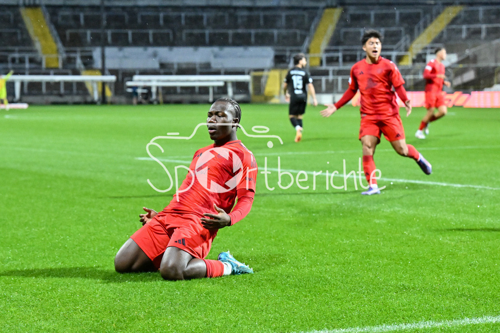 FC Bayern Amateure - TSV Buchbach | Jubel nach dem Treffer zum 1-0 durch Nestory IRANKUNDA (FC Bayern München II #7) / Tor / Freude / Happy / Torschuetze / Regionalliga Bayern: FC Bayern München II - TSV Buchbach, Gruenwalder Stadion am 27.09.2024