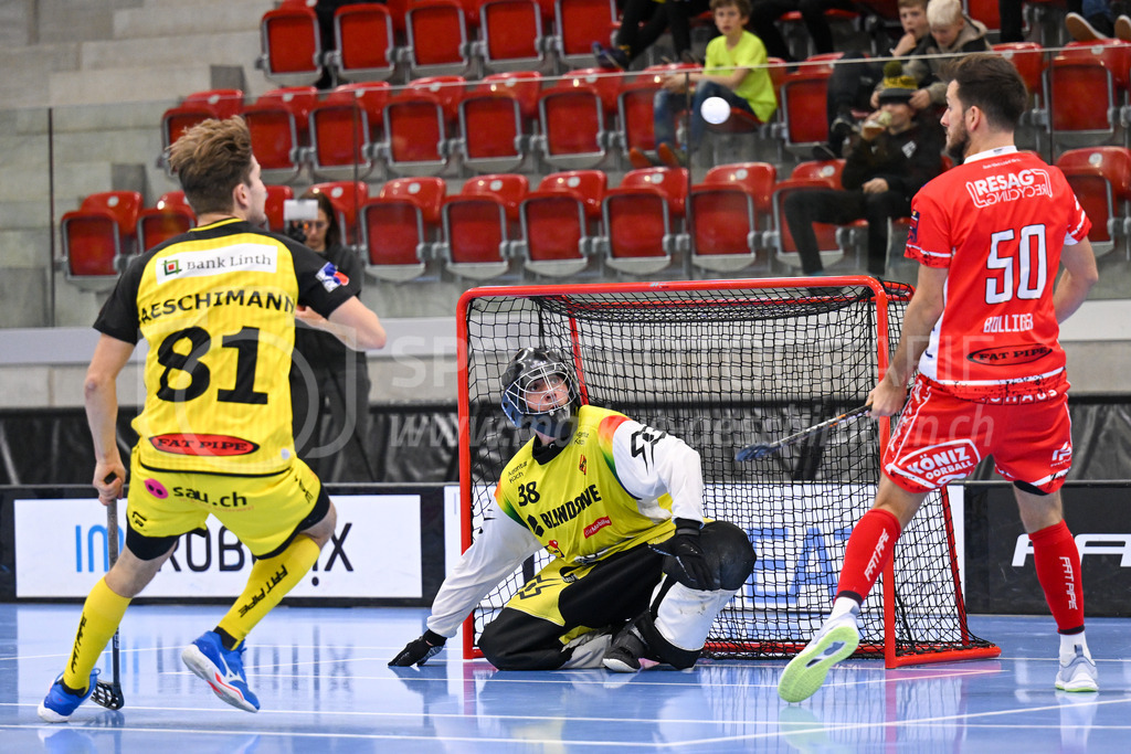 HC Rychenberg vs Floorball Köniz - 18. Dezember 2022 | HC Rychenberg vs Floorball Köniz
AXA Arena, Winterthur
Tim Aeschimann (#81 HC Rychenberg), Luca Locher (#38 HC Rychenberg) und Silvan Bolliger (#50 Floorball Köniz).
Bild: Sportfotografie Markus Aeschimann | www.markus-aeschimann.ch - Realisiert mit Pictrs.com