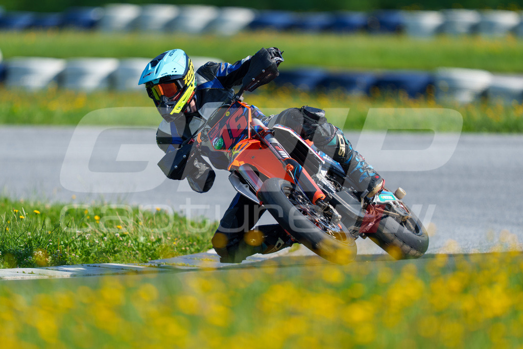 SuperMoto_Staatsmeisterschaft_Greinbach_103 | GRIPcapture steht für authentische Sportfotografie in Österreich – für Momente, die mehr sind als Geschwindigkeit oder Ergebnis. Es geht um Emotion, Spannung, Fokus und den Augenblick, der oft nur einen Wimpernschlag dauert.Ob Motorsport, Teamsport oder 