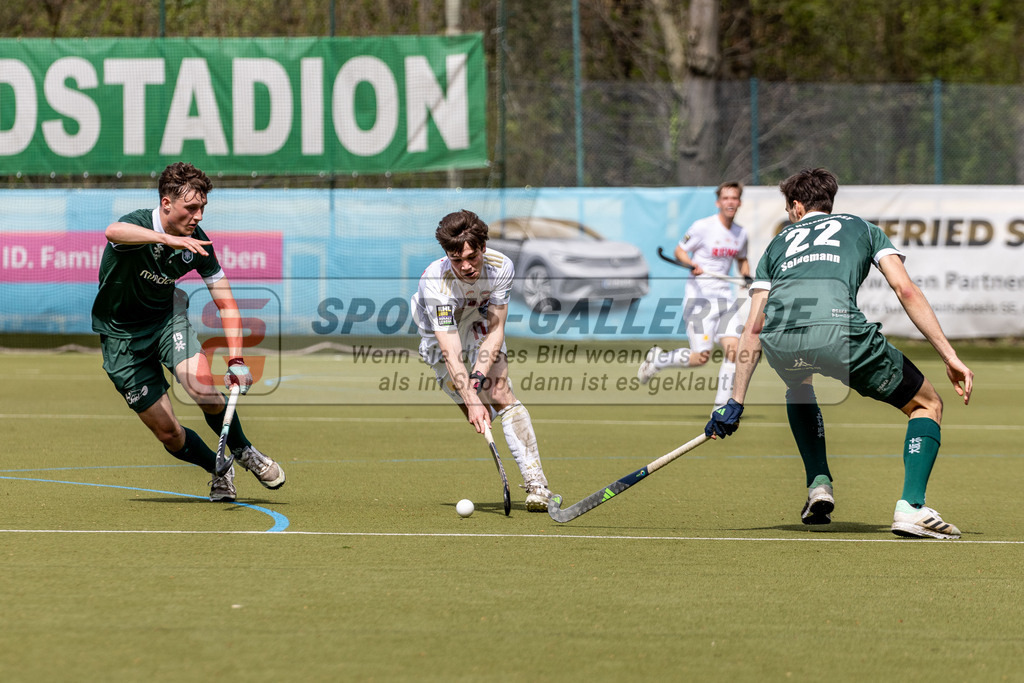 MJ_UHTC-RWK_13.04.2024-24 | Paul Babic (Rot-Weiss Köln #11), Jannik Enaux (Uhlenhorst Mülheim #15) &amp; Jonas Seidemann (Uhlenhorst Mülheim #22), Uhlenhorst Mülheim - Rot-Weiß Köln am 13.4.2024 in der Waldstadion, Mülheim a.d.Ruhr