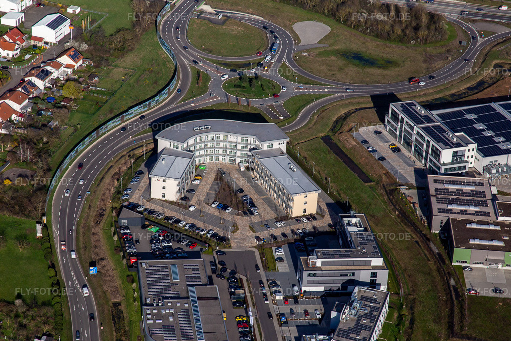 Luftbild: Bürogebäude am Kreisel zur Autobahnauffahrt A65 LD Mitte im Ortsteil Queichheim in Landau im Bundesland Rheinland-Pfalz in Deutschland. Foto: IMG_139948.jpg vom 14.03.2024 durch Werner Riehm/FLY-FOTO.de