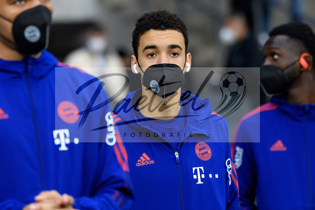 BSCFCB20220123_166 | Fussball, Herren: Jamal Musiala (FC Bayern Muenchen) schaut bei dem Spiel der 1. Bundesliga zwischen Hertha BSC und FC Bayern Muenchen im Olypiastadion am 23.01.2022 in Berlin, Deutschland.DFB / DFL REGULATIONS PROHIBIT ANY USE OF PHOTOGRAPHS AS IMAGE SEQUENCES AND/OR QUASI-VIDEO. - Realisiert mit Pictrs.com