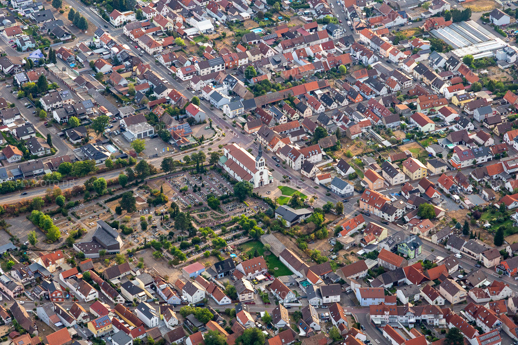 Luftbild: Friedhof Neudorf im Ortsteil Neudorf in Graben-Neudorf im Bundesland Baden-Württemberg in Deutschland. Foto: IMG_134116.jpg vom 26.08.2022 durch Werner Riehm/FLY-FOTO.deGemeinde Graben-Neudorf