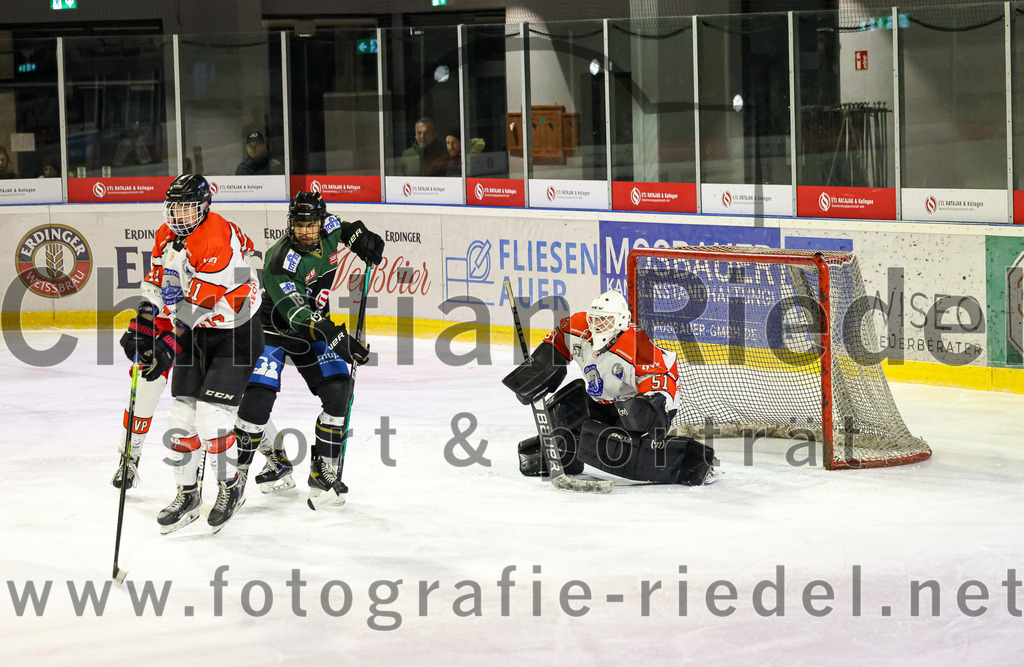 2022-12-02_026_TSV_Erding_gegen_EV_Pegnitz | Erding, Deutschland, 02.12.2022:
Eishockey, Bayernliga 2022 / 2023, 17. Spieltag, TSV Erding gegen EV Pegnitz, Endergebnis: 9:3

Florian Möll (EV Pegnitz, #41), Daniel Krzizok (Erding Gladiators, #18), Torwart Filip Rieger (EV Pegnitz, #51)

Foto: Christian Riedel / fotografie-riedel.net