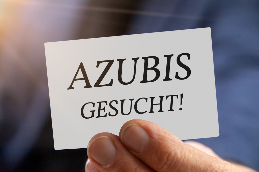 Azubi gesucht: Nahaufnahme von einem Mann mit Visitenkarte AZUBI GESUCHT (Vorlage, Schild) | Azubi gesucht: Nahaufnahme von einem Mann mit Visitenkarte AZUBI GESUCHT (Vorlage, Schild) - Realisiert mit Pictrs.com