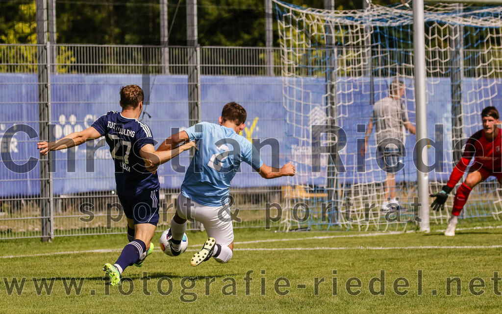 2023-08-26_020_FC_Langengeisling_gegen_TuS_Raubling | Erding, Deutschland, 26.08.2023:
Fußball, Bezirksliga Oberbayern Ost 2023 / 2024, 6. Spieltag, FC Langengeisling gegen TuS Raubling, Endergebnis: 2:0

Bastian Unsin (TuS Raubling, #27), Lucas Seeholzer (FC Langengeisling, #2)

Foto: Christian Riedel / fotografie-riedel.net