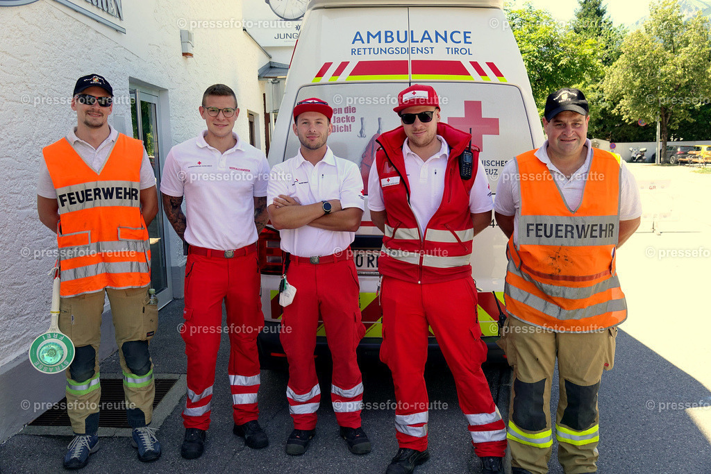 news-2022-Juli17-Musikumzug-Reutte-DSD02858-Sicherheitsteam | Info aus dem Bezirk Reutte/Ausserfern Tirol sowie eine umfangreiche Bilddatenbank über die gesamte Region: Lechtal, Talkessel Reutte, Tannheimertal, Zwischentoren. Lech, Plansee, Zugspitze, Grenztunnel, B179, Fernpassstraße, Verkehr, Lawinen, Tradition, - Realisiert mit Pictrs.com