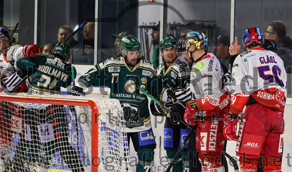 2025-11-16_147_TSV_Erding_gegen_Selber_Woelfe | Erding, Deutschland, 16.11.2025:Eishockey, Oberliga Süd 2025 / 2026, 17. Spieltag, TSV Erding gegen Selber Wölfe, Endergebnis: 3:1Richard Gelke (Selber Wölfe, #92), Erik Modlmayr (Erding Gladiators, #21), Philipp Michl (Erding Gladiators, #77), Louis Trattner (Erding Gladiators, #7)Foto: Christian Riedel / fotografie-riedel.net