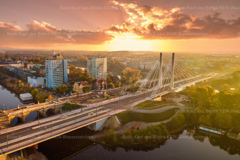 Magdeburg_Herbst_Pylonbrücke_Sonnenaufgang_dramatisch-0013 | Kaiser-Otto-Brücke und Hochhäuser Werder Zollhafen - Realisiert mit Pictrs.com