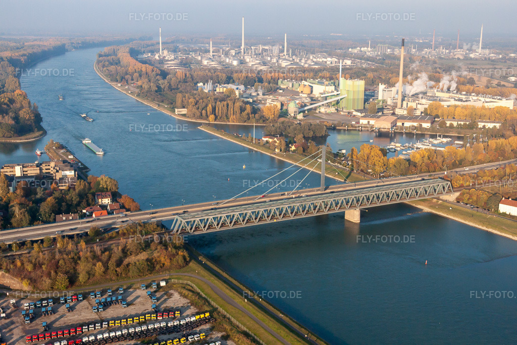 Luftbild: Fluß - Brückenbauwerke der Bundesstraße 10 und der Regionalbahn über den Rhein zwischen Karlsruhe Maxau und Wörth am Rhein im Ortsteil Maximiliansau in Wörth im Bundesland Rheinland-Pfalz in Deutschland. Foto: IMG_46081.jpg vom 23.10.2011 durch Werner Riehm/FLY-FOTO.de