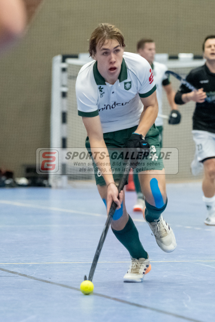 SFE_20231217_0098 | Neuss, Deutschland, 17.12.2023: Maximilian Stahmann  (Uhlenhorst Mülheim) in Aktion waehrend des Spiels der Halle 1. Bundesliga Herren zwischen SW Neuss vs Uhlenhorst Mülheim im Stadionhalle (SW Neuss) am 17.12.2023 in Neuss, Deutschland. (Foto von Stephan Fehrmann)

Neuss, Germany, 17.12.2023: Maximilian Stahmann  (Uhlenhorst Mülheim) in action during the game of Halle 1. Bundesliga Herren between SW Neuss vs Uhlenhorst Mülheim in Stadionhalle (SW Neuss) at 17.12.2023 in Neuss, Deutschland. (Foto von Stephan Fehrmann)