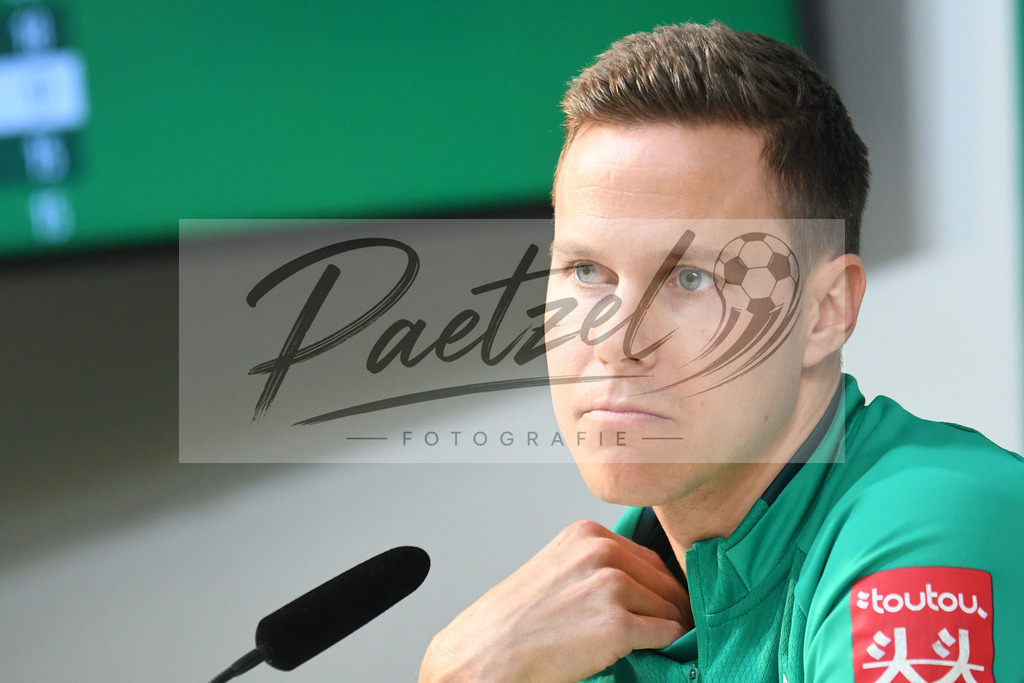 20200129_PKSVWB_0001 | Fußball, Herren: Niklas Moisander (SV Werder Bremen) schaut bei der Pressekonferenz des SV Werder Bremen am 29.01.2020 im wohninvest Weserstadion in Bremen, Deutschland.(Foto von Nico Paetzel) - Realisiert mit Pictrs.com