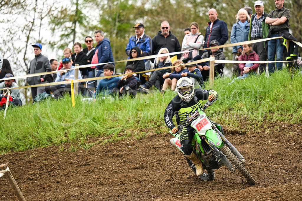 Motocross Schlatt bei Winterthur - 30. April 2023 | #612 Freitas Fernandes Helder Filipe aus Jona (CH) auf Kawasaki in der Kategorie Senioren am Motocross Schlatt bei Winterthur, 30. April 2023. 
Instagram: @mx_schlatt | @mc_wila | @sam_schweiz
Bild: Sportfotografie Markus Aeschimann | www.markus-aeschimann.ch - Realisiert mit Pictrs.com