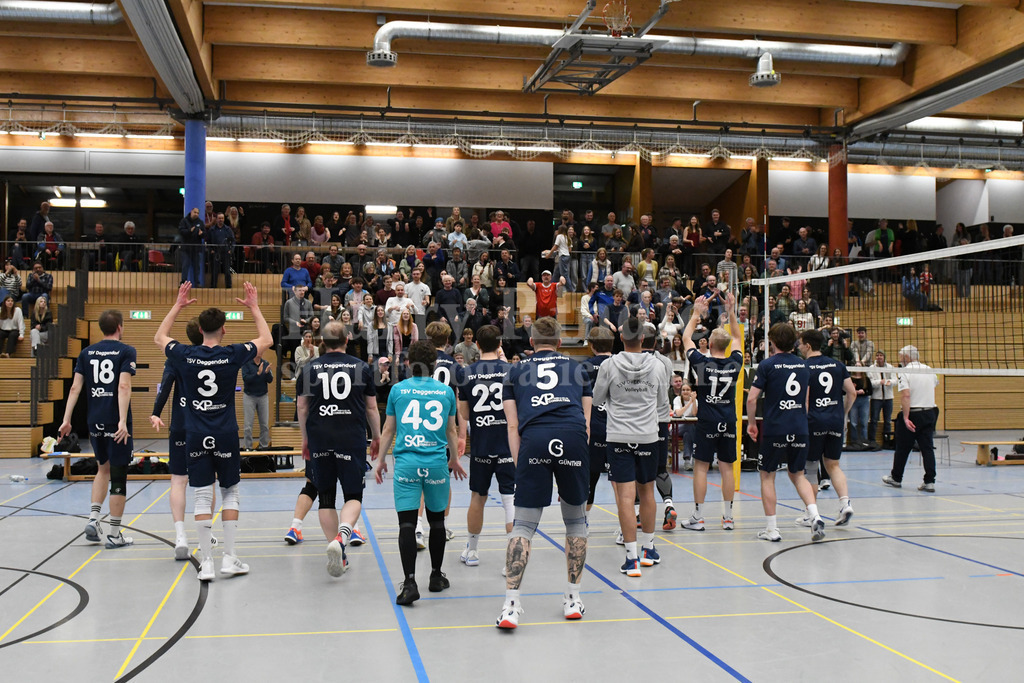 TSV Deggendorf  : VC Eitting 09 | Deggendorfer Volleyball Herren feiern mit ihren Fans - Realisiert mit Pictrs.com