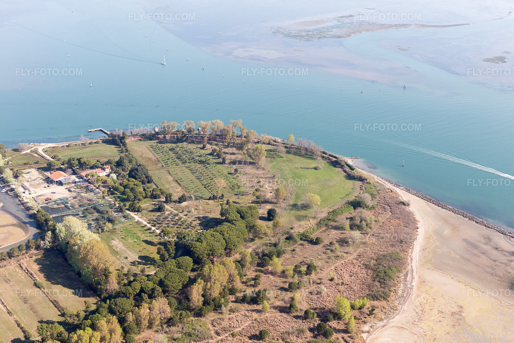 Aerial view: View of the town in Caserma di Canal Muro in the state Friuli Venezia Giulia, Italy. – Photo: IMG_098051.jpg taken on 04/03/2017 by Werner Riehm/FLY-FOTO.com – Resolution of the original: 5472 x 3648 px
