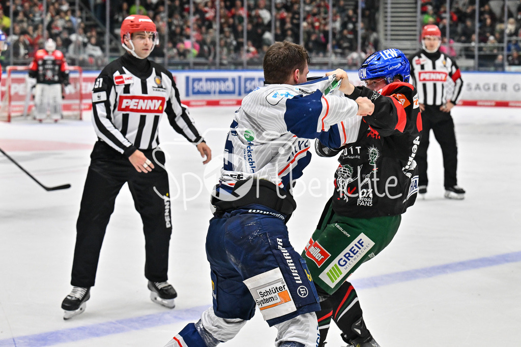 Augsburger Panther - Iserlohn Roosters | Kampf zwischen Johannes HUSS (Iserlohn Roosters 55) und Florian ELIAS (Augsburger Panther #67) / Faustkampf / fliegende Faeuste / Fight / DEL: Augsburger Panther - Iserlohn Roosters, Curt Frenzel Stadion am 17.11.2024