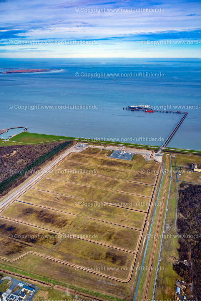 Wilhelmshaven_Höegh_Esperanza_LNG Speicher_und_Verdampfungsschiff_ELS_3695040223 | HOOKSIEL 04.02.2023 Wasserbrücke mit Leitungssystemen des LNG Erdgas und Flüssiggas- Terminal und Entladekai beim Entladen der " Höegh Esperanza " einem LNG-Speicher- und Verdampfungs-Schiff in Hooksiel im Bundesland Niedersachsen, Deutschland. Weiterführende Informationen bei: Höegh LNG AS,  Uniper Anlagenservice GmbH,  Uniper SE. // Water bridge with line systems of the LNG natural gas and liquid gas terminal and unloading dock when unloading the "Hoeegh Esperanza" an LNG storage and evaporation ship in Hooksiel in the state Lower Saxony, Germany. Further information at: Hoeegh LNG AS,  Uniper Anlagenservice GmbH,  Uniper SE. Foto: Martin Elsen