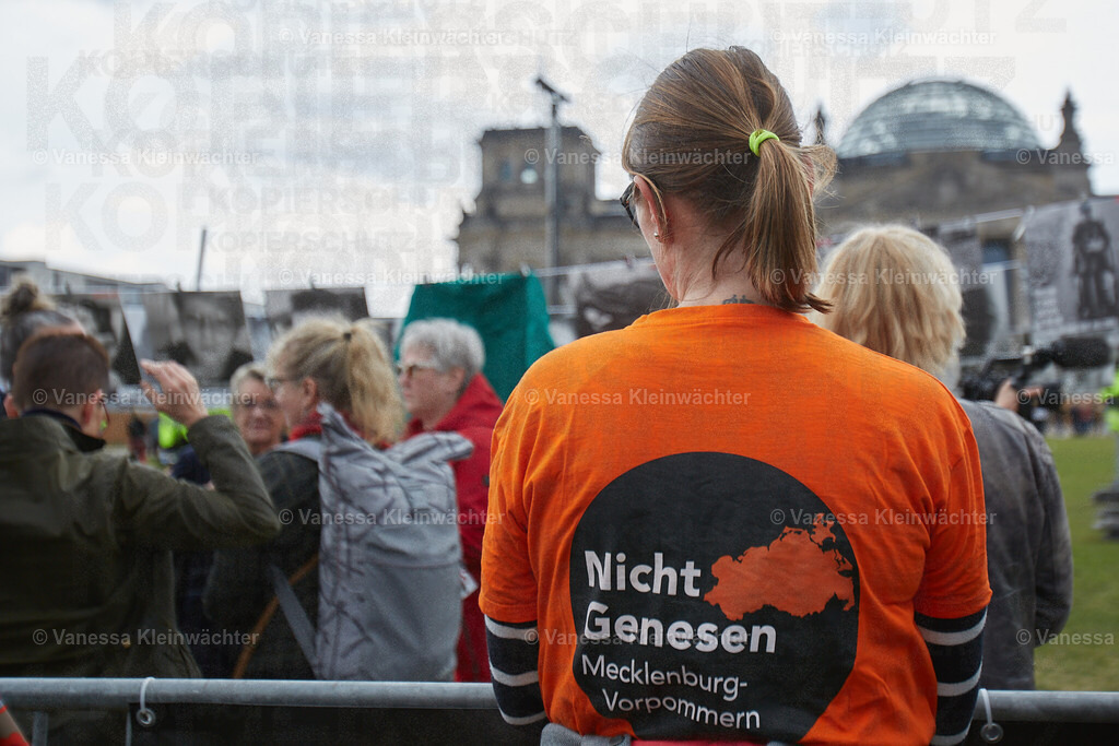 #NichtGenesen am Bundestag zum International LongCovid Awareness Day 2024 | Mit Fotos von arbeitsunfähigen Betroffenen fordert die Initiative #NichtGenesen anlässlich des International LongCovid Awareness Day am 15.03.2024 vor dem Reichstag mehr Geld für Forschung und soziale Absicherung. Bundesgesundheitsminister Karl Lauterbach und weitere MdBs sprechen mit den Demonstrant*innen. - Realisiert mit Pictrs.com