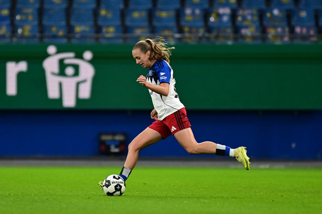 Fußball I Frauen I Saison 2025-2026 I DFB-Pokal I Achtelfinale I Hamburger SV - Bayer 04 Leverkusen I 16083 | Victoria Schulz (19, Hamburger SV) - Realisiert mit Pictrs.com