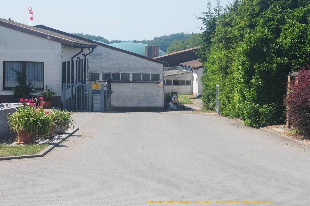 Geißmannsdorf-2026-Ortsbilder-087 | Geißmannsdorf bei Bischofswerda im Sommer 2026. Ein fotografischer Streifzug durch das Dorf Geißmannsdorf, mit Gebäuden, Straßen, Strohpuppen und geschmückten Vorgärten und Grundstücken anlässlich der 800-Jahr-Feier von Geißmannsdorf im Juni 2026 - Realisiert mit Pictrs.com
