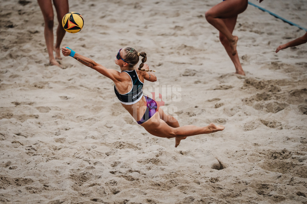Beachvolleyball | Frauen | Deutsche Meisterschaften 2025 Timmendorfer Strand | 04.09.2025 | Paula Schürholz springt zum Ball