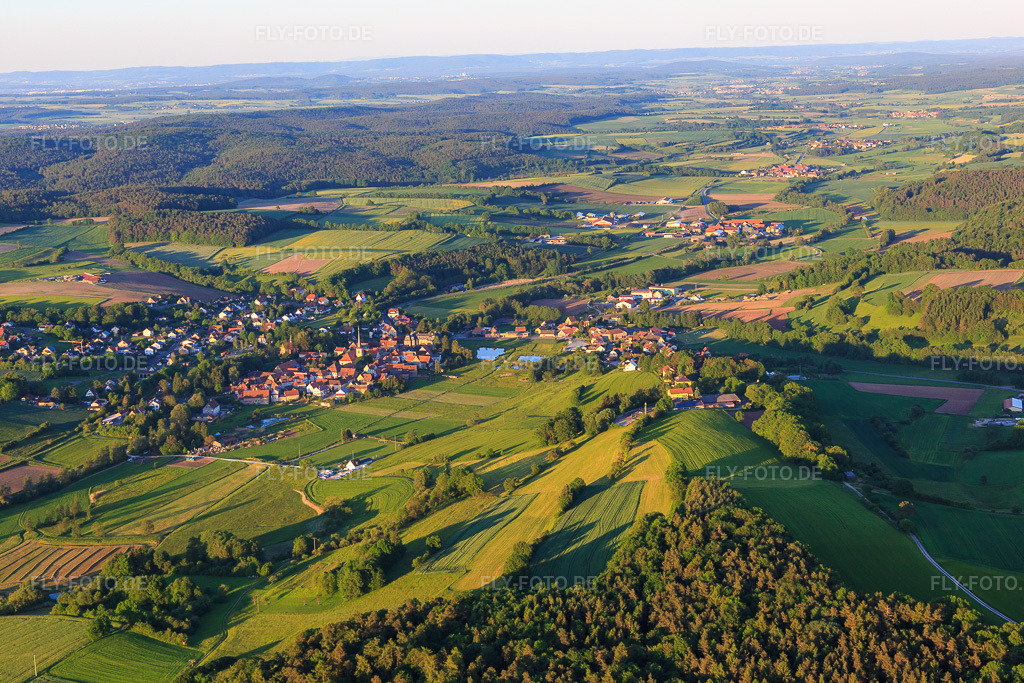 Luftbild: Ortsansicht von Westen in Burgwindheim im Bundesland Bayern in Deutschland. Foto: IMG_100427.jpg vom 27.05.2017 durch Werner Riehm/FLY-FOTO.de