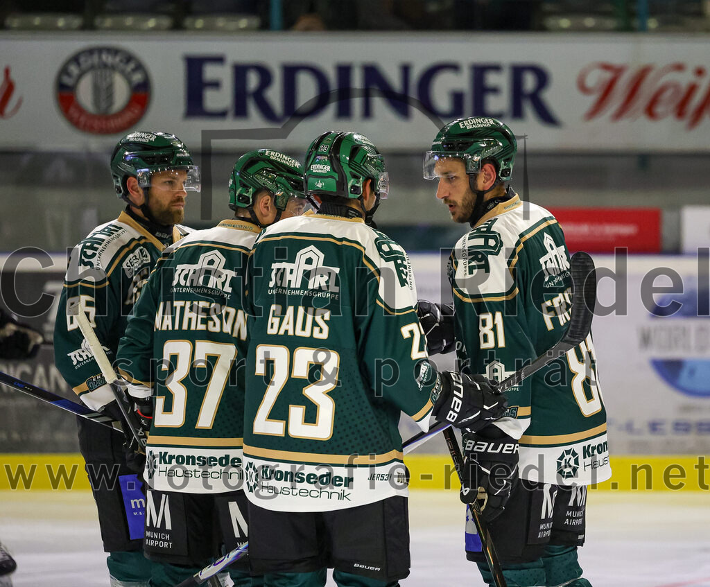 2025-08-22_018_TSV_Erding_gegen_EV_Fuessen | Erding, Deutschland, 22.08.2025:Eishockey, Oberliga Süd 2025 / 2026, Testspiel, TSV Erding gegen EV Füssen, Endergebnis: 1:4Thomas Matheson (Erding Gladiators, #37), Lukas Gaus (Erding Gladiators, #23), Maximilian Forster (Erding Gladiators, #81)Foto: Christian Riedel / fotografie-riedel.net