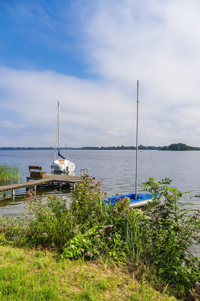 Blick auf Segelboote in der Stadt Zarrentin am Schaalsee | Blick auf Segelboote in der Stadt Zarrentin am Schaalsee.